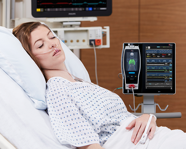 Paziente con cannula e monitor Root che mostra parametri di capnografia