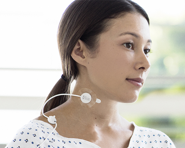 Paziente con sensore della frequenza respiratoria Masimo applicato al collo.