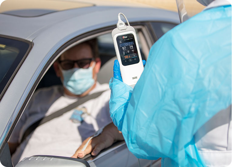 Masimo - Uomo in auto con mascherina che viene testato all'interno del veicolo