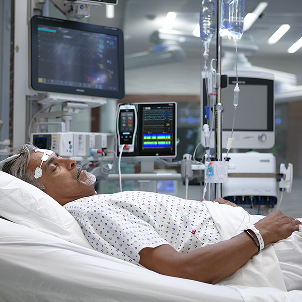 Paziente d'ospedale che usa i monitor e i sensori Masimo per il monitoraggio continuo dei segni vitali e delle funzioni cerebrali.