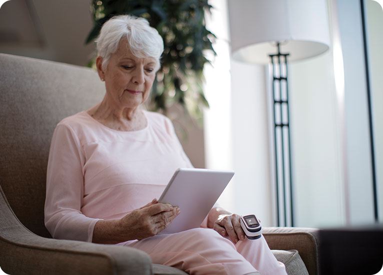 Masimo - Donna sulla sedia che guarda un iPad